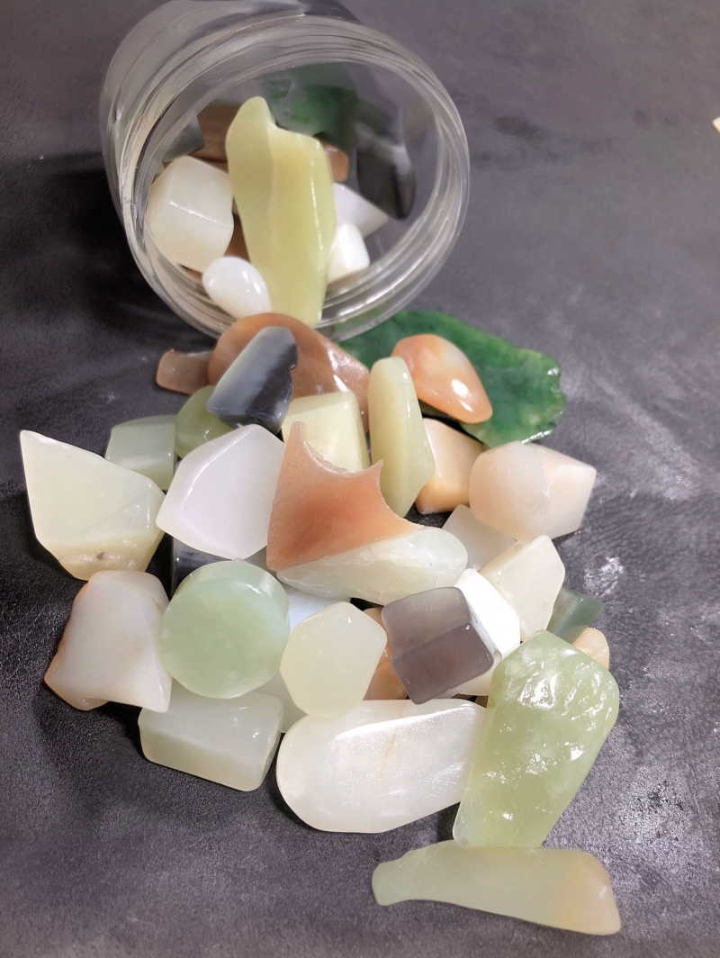 400 grams of Xinjiang Hetian jade white jade and jade small pieces of edge material jade practice material